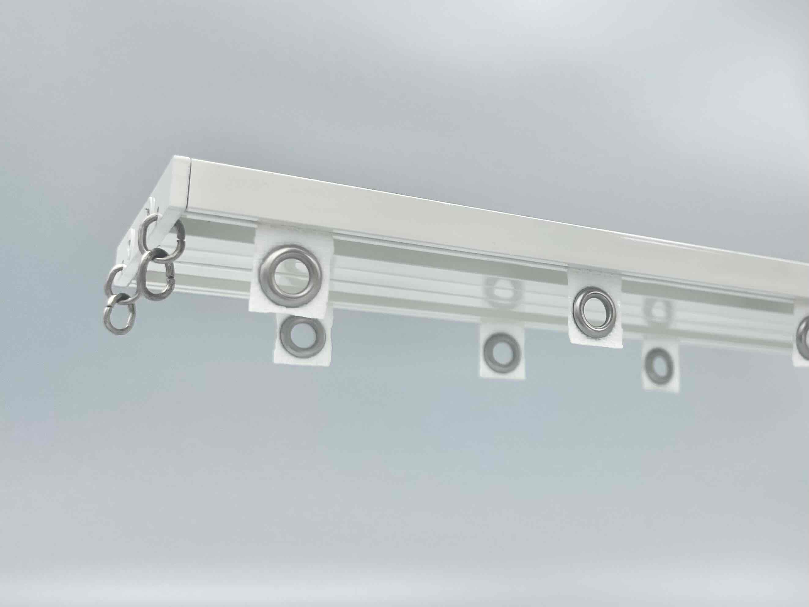 Zipper-based curtain runner mechanism